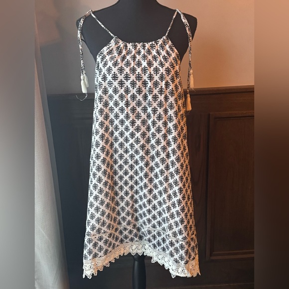 Old Navy Dresses & Skirts - Old Navy black and white tropical Boho Dress size medium